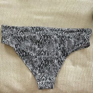 NEVER WORN! Still has all rages high waisted bathing suit bottoms size 24/26